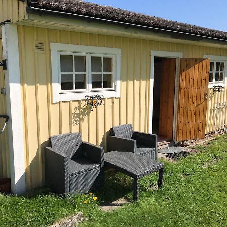 Gaeststuga I Loefsaeng Hajstorp Töreboda Kültér fotó